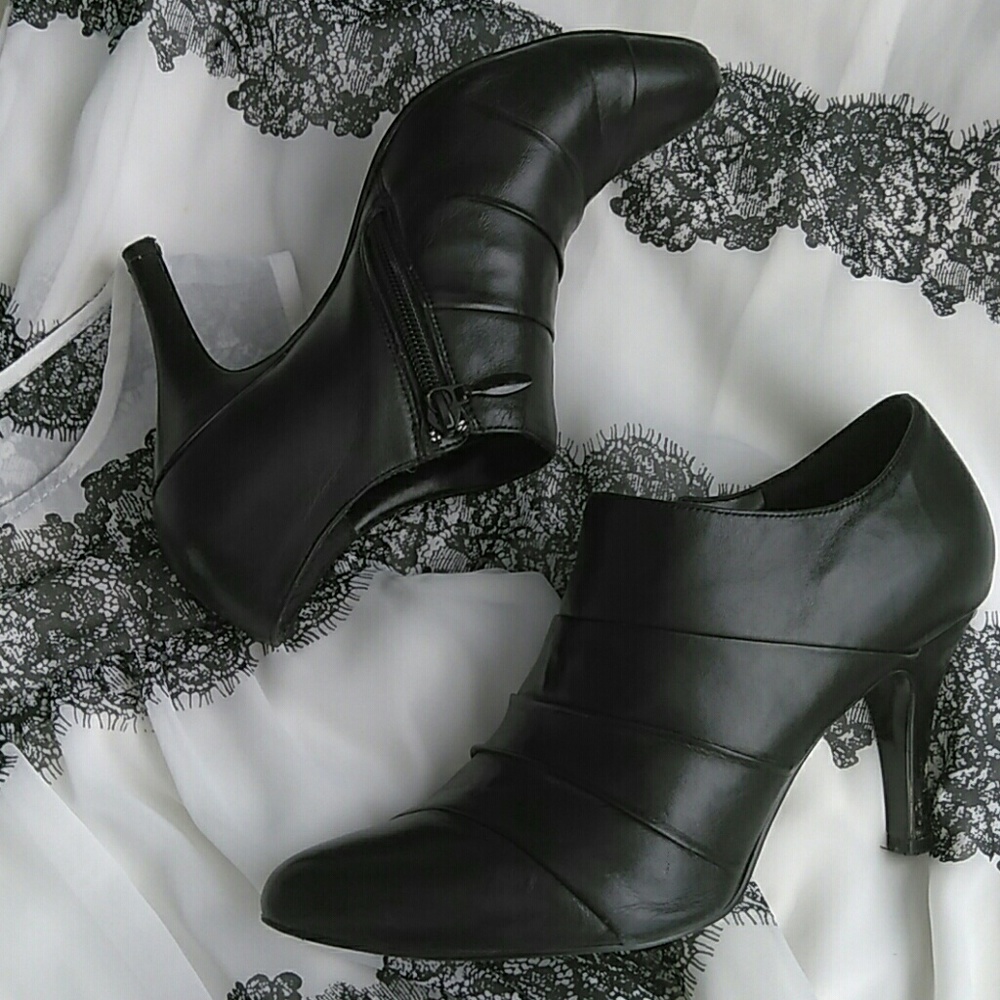 🎇Flash🎇sale!! White House Black Market booties